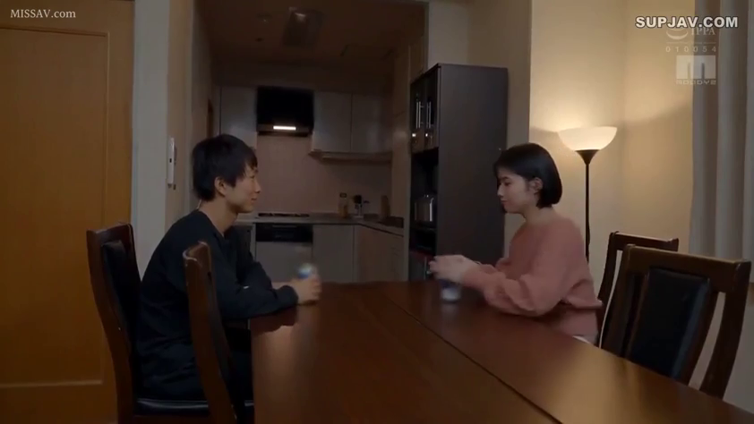 坐姿 · 全景 · 平静 · 休闲装 · 餐桌 · 剧情 · 交流 · 餐厅