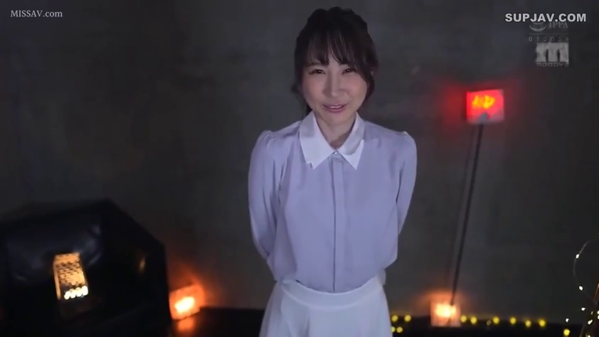 室内 · 中景 · 站姿 · 微笑 · 紫色のシャツ · 文静 · 背景灯 · 出镜