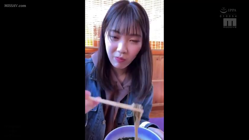 座り姿勢 · 面部 · 自然 · 餐厅 · 进食 · 牛仔外套 · 生活化 · 筷子