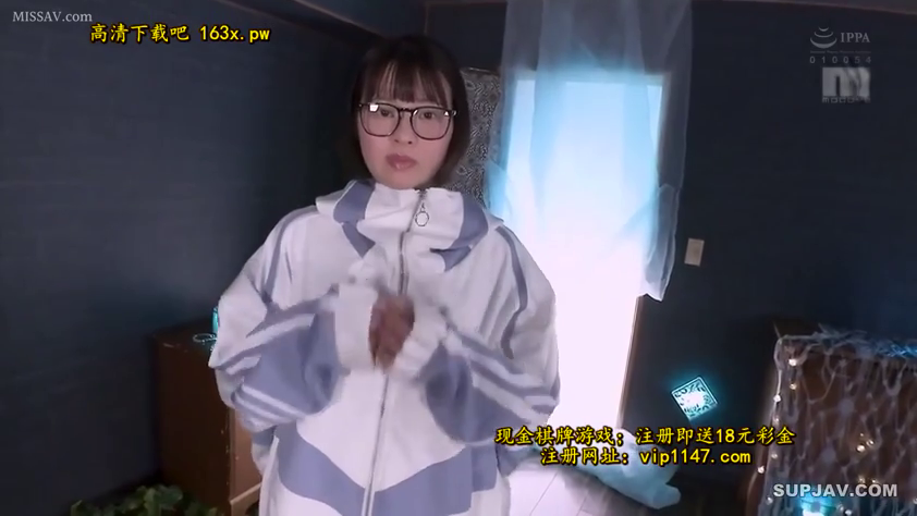 室内 · 眼镜 · 站立 · 面对镜头 · 半身 · 平淡 · 水印 · 运动外套