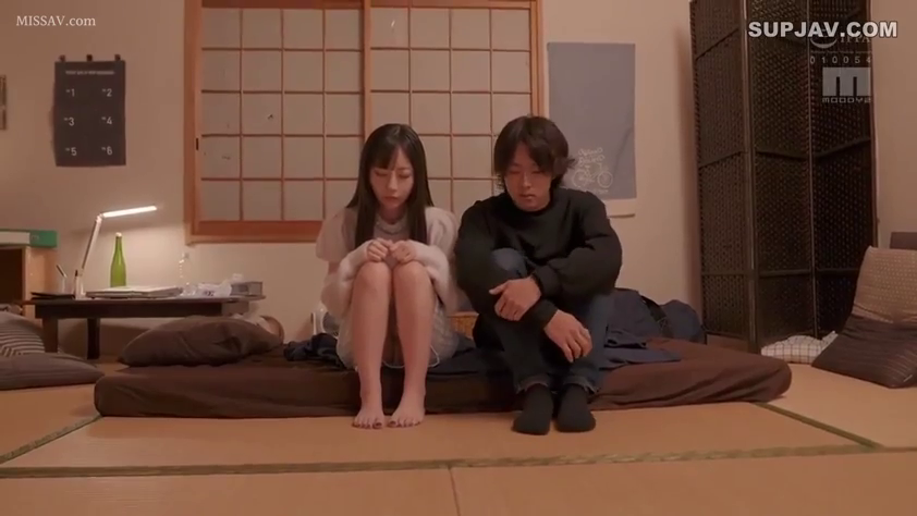 室内 · 沮丧 · 全景 · 静坐 · 床垫 · 白色针织衫 · 并排坐姿 · 日式和室