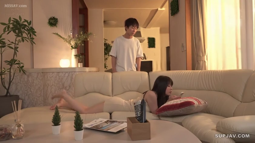 白色短裙 · 全景 · 平静 · 手机 · 客厅 · 趴卧 · 玩手机