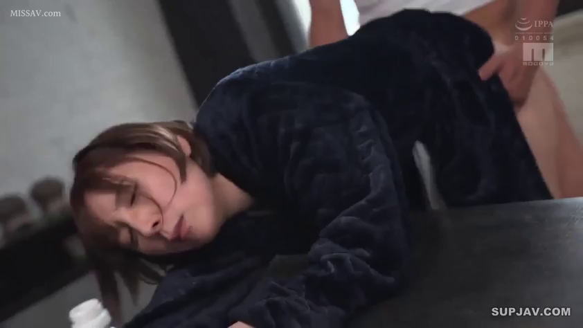 室内 · 面部特写 · 成人内容 · 性交行为 · 迷离表情 · 趴伏姿势 · 黑色绒毛睡袍