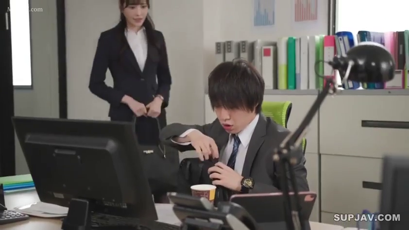 坐姿 · 办公室 · 电脑 · 中景 · 自然 · 职业装 · 职场剧情 · 办公交流