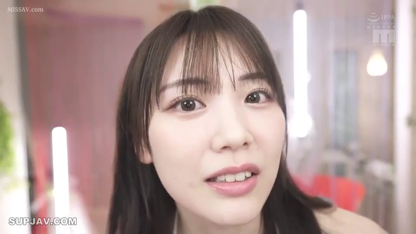 室内 · 平静 · 面对镜头 · 面部特写 · 注视 · 露肩装 · 齐刘海