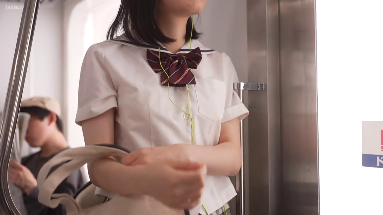 胸部 · 校服 · 站立 · 平静 · 耳机 · 痴汉 · 电车 · 听歌