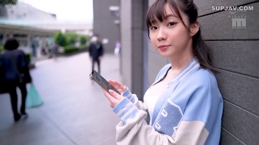 平静 · 半身 · 携帯電話 · 屋外 · 壁に寄りかかる · 玩手机 · 棒球夹克