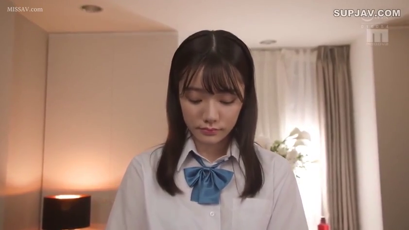 单人 · 面部 · 忧郁 · 校服 · 低头 · 卧室 · 站立 · 台灯