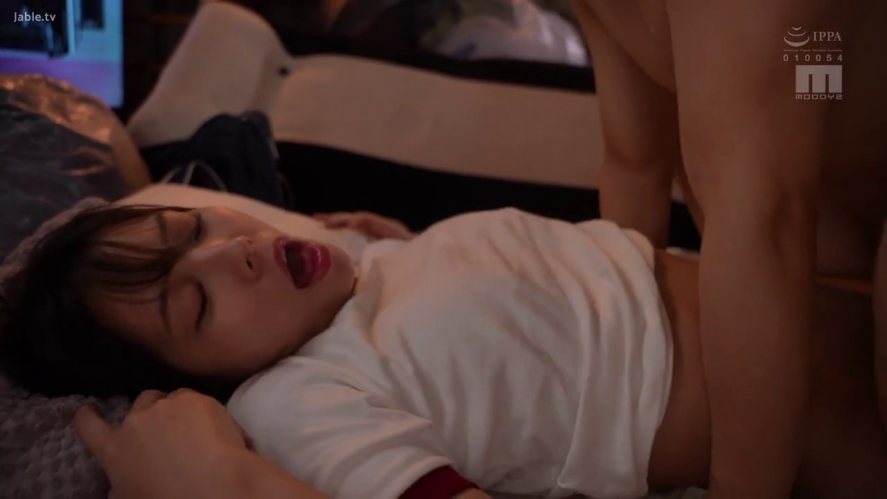 室内 · 性交 · 愉悦 · 面部特写 · 躺姿 · 白色T恤 · 居家场景