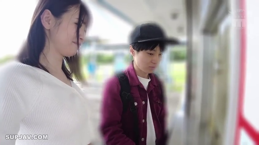 站立 · 中景 · 平靜 · 白色上衣 · 室外 · 背包 · 低头看 · 虚化