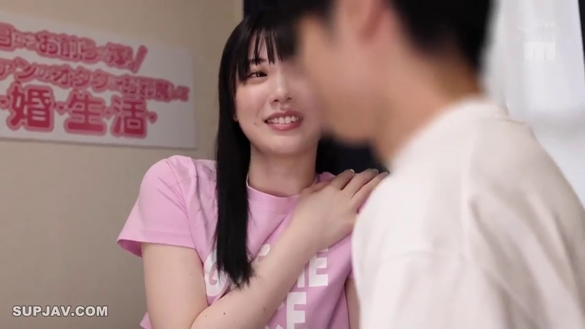 脸部特写 · 对话 · 粉色T恤 · 互动 · 面对面 · 喜悦 · 背景板 · 起居室