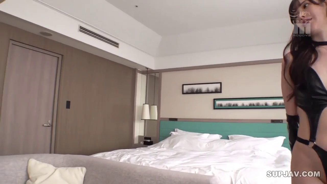 站立 · 巨乳 · 全景 · 微笑 · 酒店房间 · 模特展示 · 大床 · 黑色皮质内衣