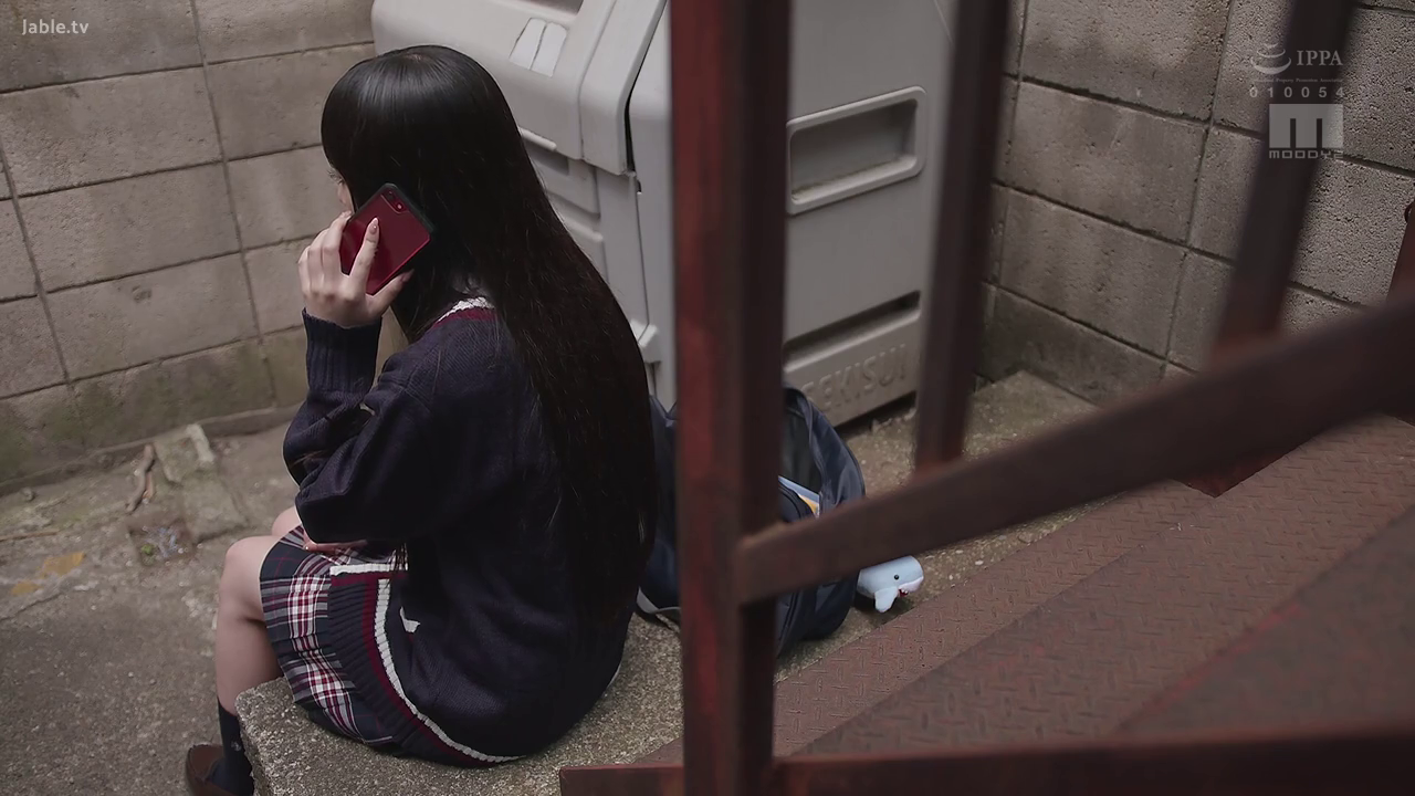 坐姿 · 校服 · 手机 · 户外 · 打电话 · 背影