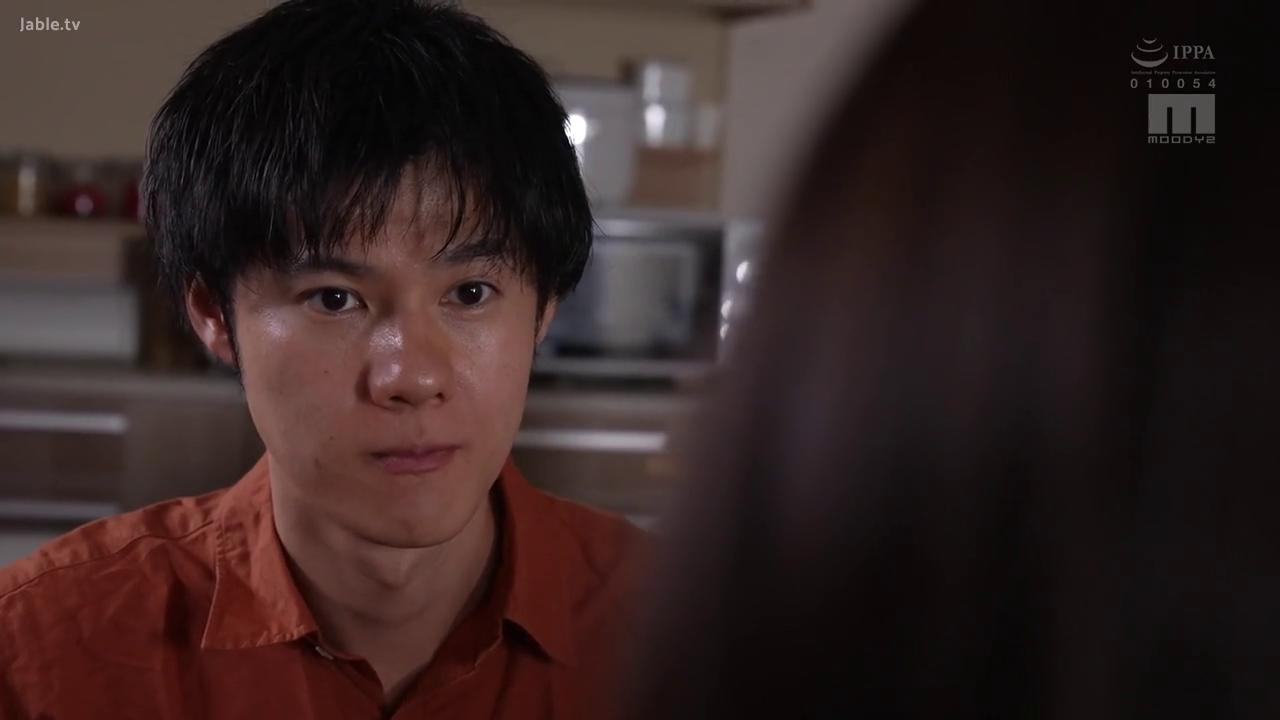 坐姿 · 严肃 · 面部 · 厨房 · 凝视 · 男优 · 橙色衬衫