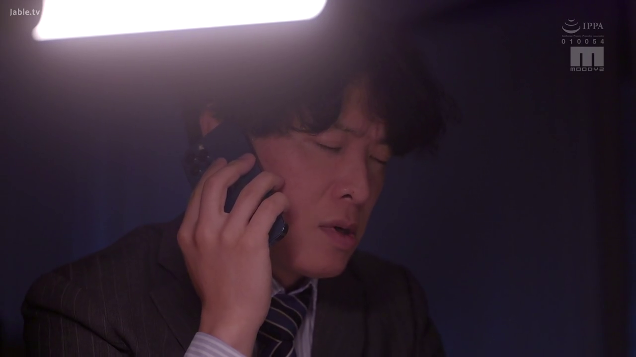 室内 · 单人 · 面部 · 领带 · 手机 · 凝重 · 通话 · 持机姿势