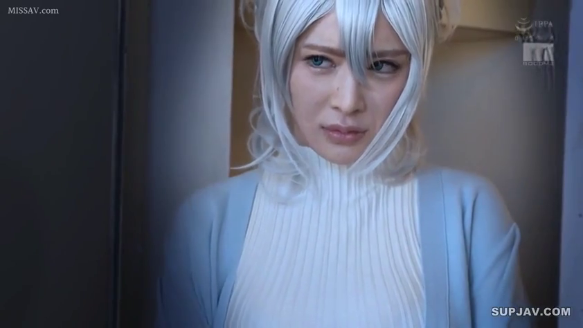 Indoor · Close-up of the face · Stand · Gaze · White hair · 冰冷 · 蓝色针织开衫