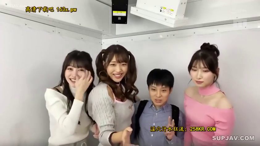 站立 · 遠景 · 多人 · 笑容 · 背包 · エレベーター · 合影 · 时尚休闲装