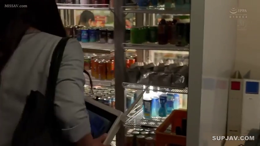 站姿 · 便利店 · 侧面特写 · 白色西装外套 · 挑选商品 · 饮料冷藏柜 · 路人背景