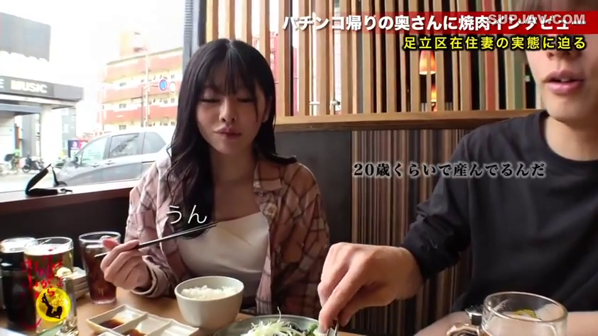 格子衬衫 · 坐姿 · 中景 · 自然 · 餐厅 · 进食 · 饭碗 · 日常采访