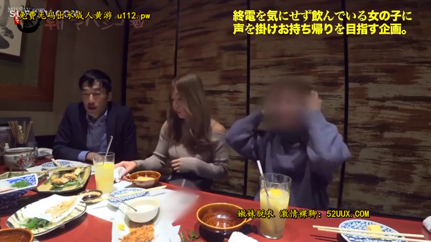 坐姿 · 中景 · 自然 · 居酒屋 · 多人场景 · 聚餐交谈 · 便服与西装 · 餐具与饮料