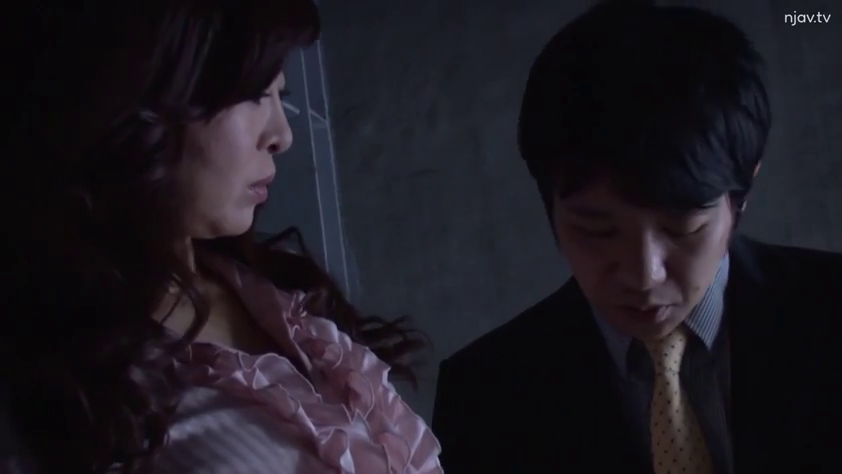 室内 · 交谈 · 严肃 · 半身 · 昏暗 · 领带 · 侧对 · 衬衫西装