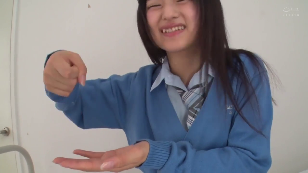 室内 · 校服 · 站立 · 半身 · 笑容 · 长发 · 手势