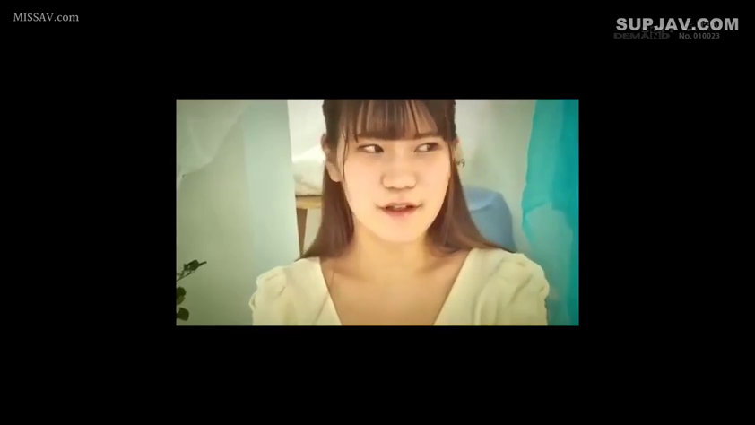 Indoor · Sitting Posture · 面部 · 自然 · Stare · Video screenshot · Light-colored top