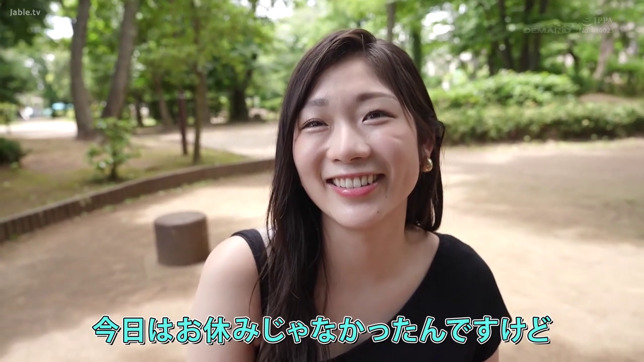 站立 · 微笑 · 顔のクローズアップ · 公園 · 黒いベスト · 开朗 · 街头采访