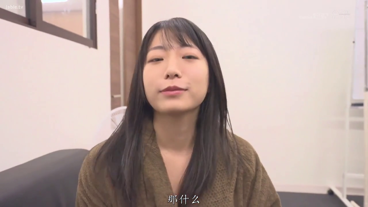 脸部特写 · 自然 · 房间 · 电风扇 · 长发 · 说话 · 正面坐姿 · 棕色浴袍