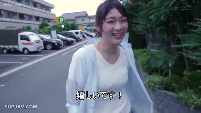 字幕 · 面部特写 · 浅蓝衬衫 · 行走 · 散步 · 开心 · 室外停车场