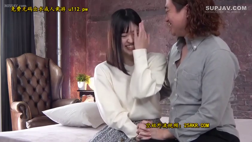 室内 · 坐姿 · 中景 · 白色毛衣 · 访谈 · 娇羞 · 皮椅