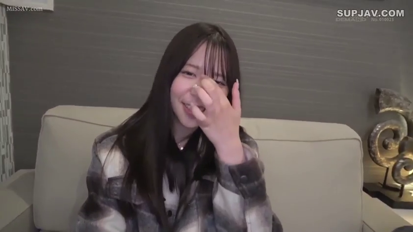 坐姿 · 羞涩 · 沙发 · 客厅 · 遮脸 · 居家风 · 半身镜头 · 格子外套