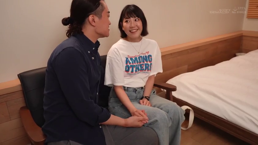 坐姿 · 交谈 · 卧室 · 中景 · 微笑 · 项链 · 居家 · 休闲服