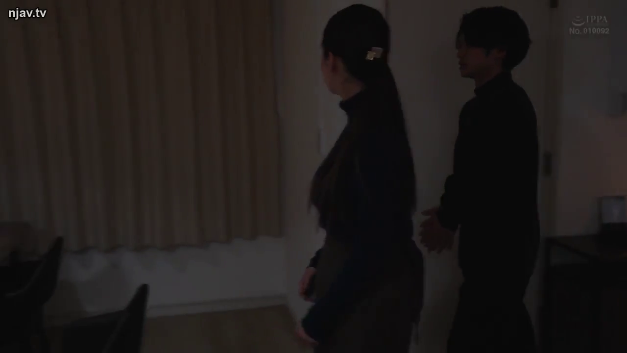 室内 · 行走 · 自然 · 低照度 · 黑色高领衫 · 进入房间