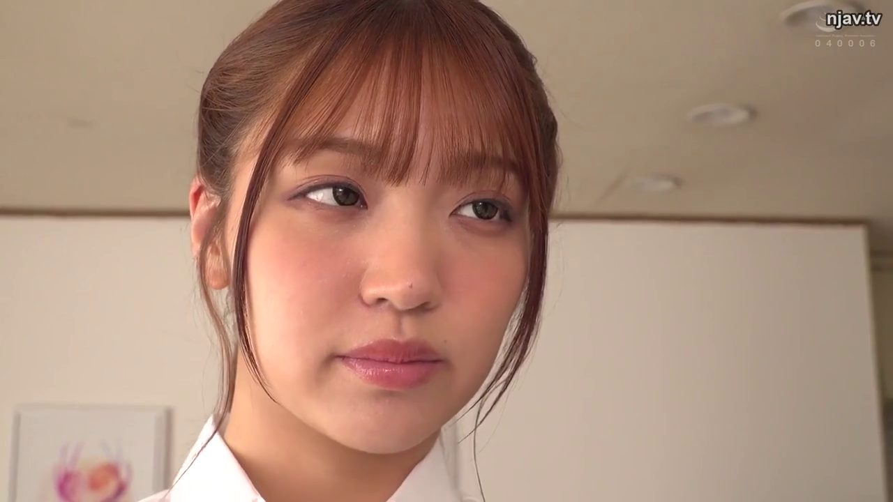 室内 · 委屈 · 站立 · 白衬衫 · 面部特写 · 注视 · 人像