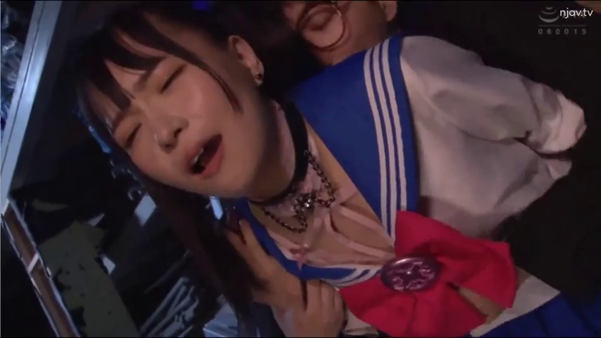 性交 · 顔のクローズアップ · 水手服 · 项圈 · 薄暗な室内 · Cosplay · 迷离高潮 · 后仰受力