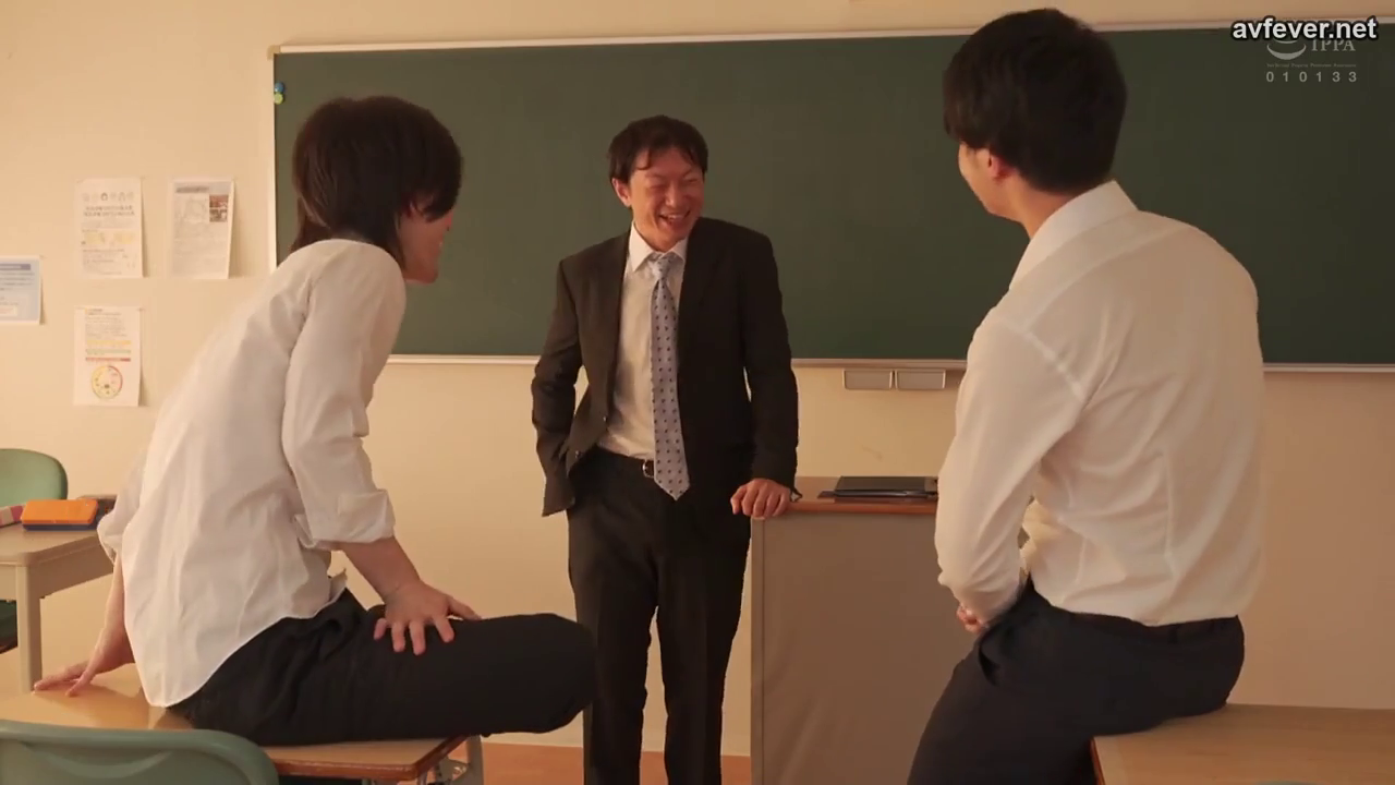 站立 · 教室 · 剧情 · 全景 · 西服 · 黑板 · 开心 · 谈笑