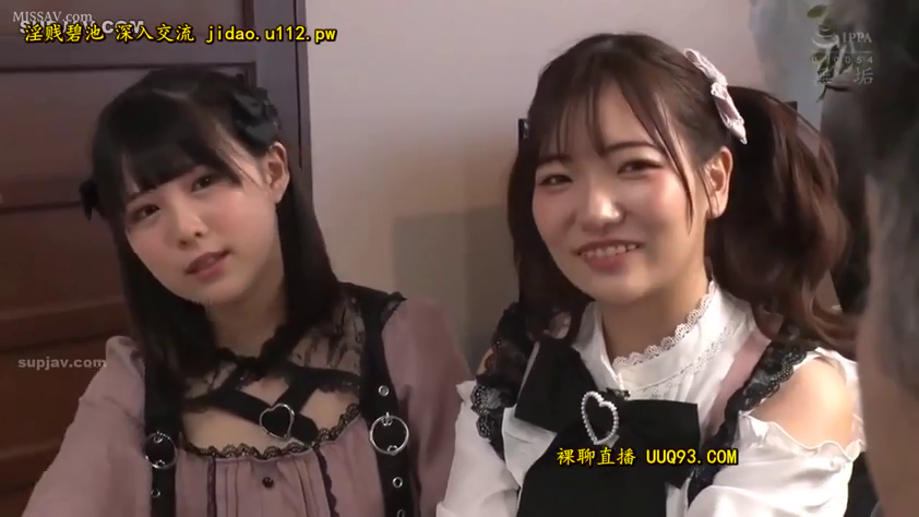 室内 · 微笑 · 面部特写 · 女仆装 · 发饰 · 并排坐姿 · 交流对话 · 双人女子