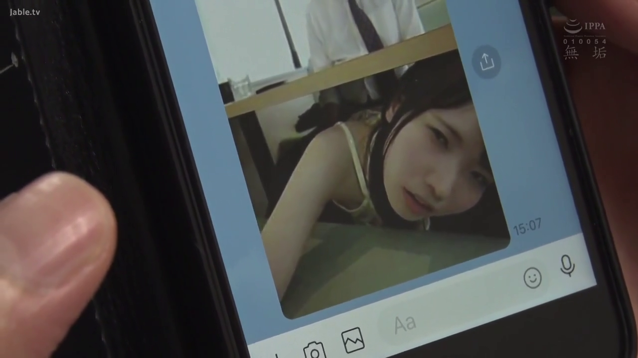 脸部特写 · 吊带背心 · 教室内 · 智能手机 · 迷离诱惑 · 趴伏 · 画中画 · 视频自拍