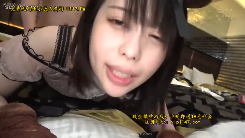 sexual intercourse · 面部 · Bedroom · bed · Kneeling posture · 挑逗 · Look at the camera · 吊带裙