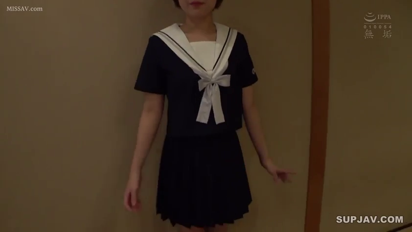 室内 · 站立 · 展示 · 平静 · 水手服 · 中短发