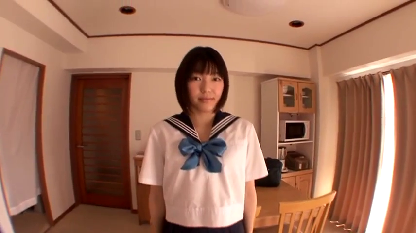 站立 · 中景 · 平静 · 客厅 · 居家 · 注视 · 水手服 · 微波炉