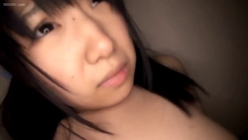 室內 · 臉部特寫 · 全裸 · 凝视 · 俯视镜头 · 无表情 · 黑長髮