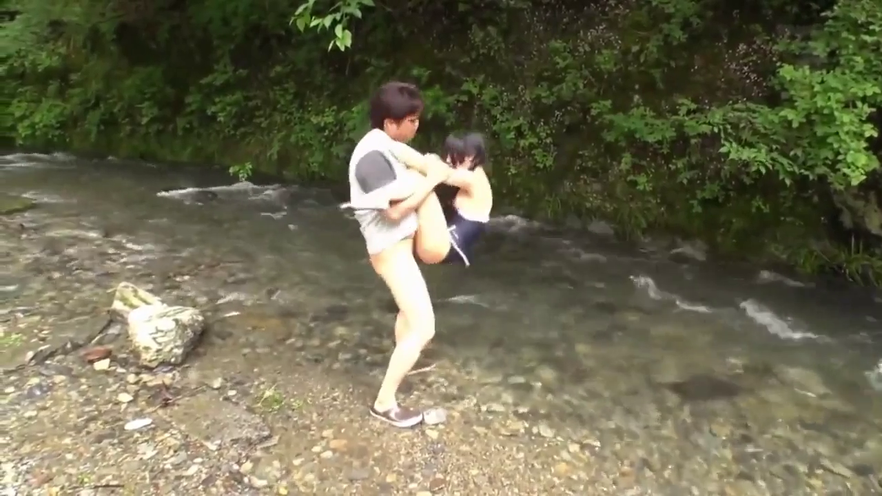 专注 · 野战 · 抱姿 · 远景 · 溪边 · 男方裸体 · 大自然