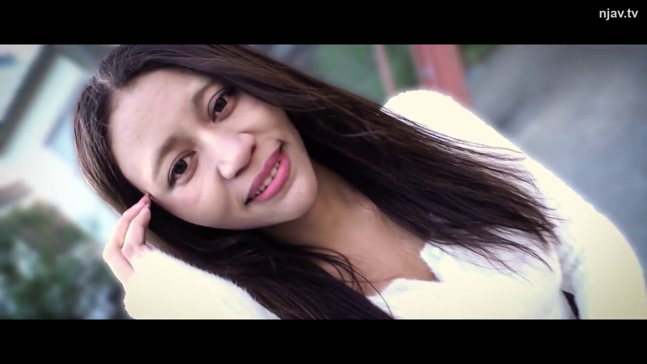 甜美 · 半身特写 · 清纯 · 户外 · 拍摄 · 白色毛衣 · 侧头