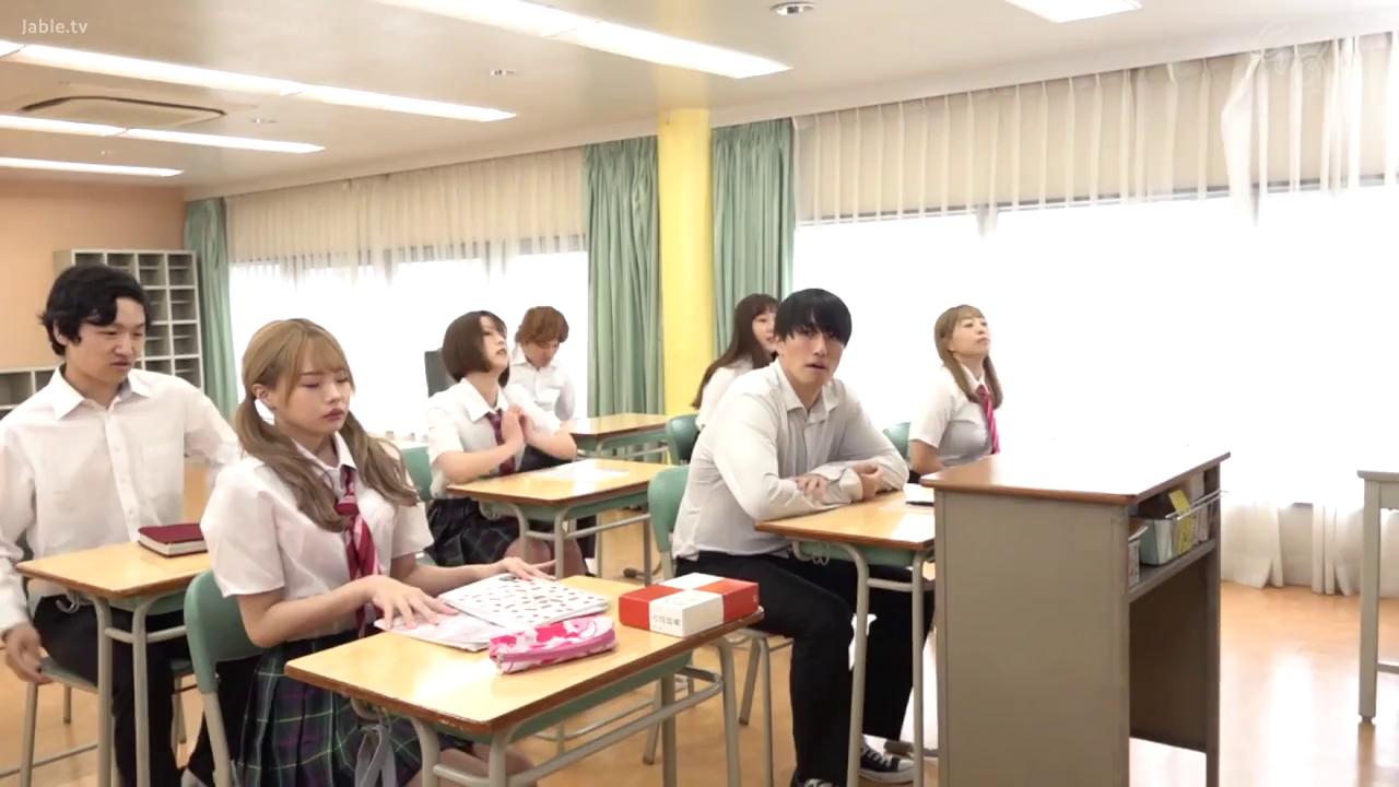 坐姿 · 校服 · 教室 · 平静 · 课桌 · 远景 · 多人场景 · 上课