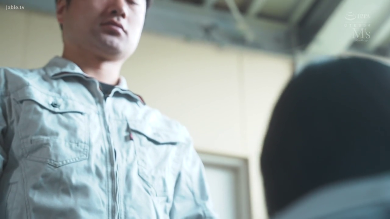 室内 · 站立 · 中景 · 工作服 · 俯视 · 仰拍视角 · 冷漠