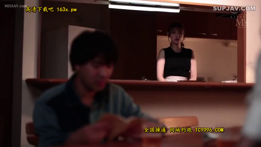 严肃 · 站立 · 中景 · 厨房 · 凝视 · 昏暗 · 黑色背心 · 柜台