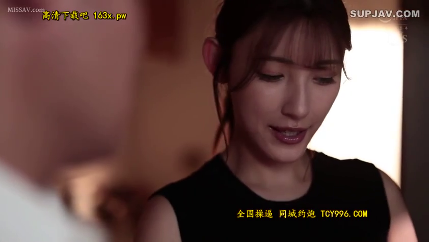 室内 · 面部 · 低头 · 站立 · 微笑 · 水印 · 黑色无袖上衣