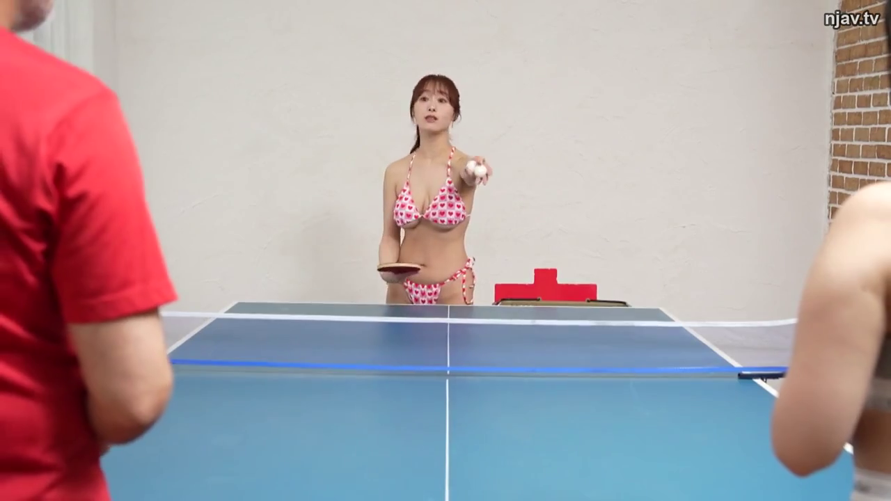 自然 · 中景 · 乒乓球室 · 打乒乓球 · 粉色心形比基尼 · 持拍站立 · 乒乓球 · 运动主题